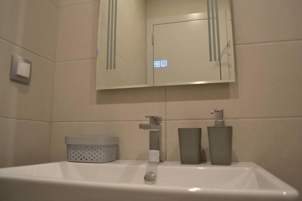 Modern City Center 2 Bedroom Apartment โซเฟีย ภายนอก รูปภาพ