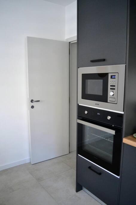 Modern City Center 2 Bedroom Apartment โซเฟีย ภายนอก รูปภาพ