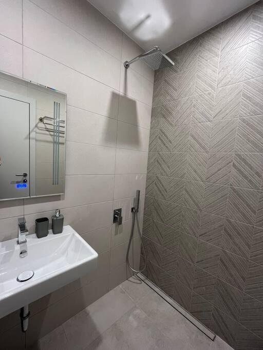 Modern City Center 2 Bedroom Apartment โซเฟีย ภายนอก รูปภาพ